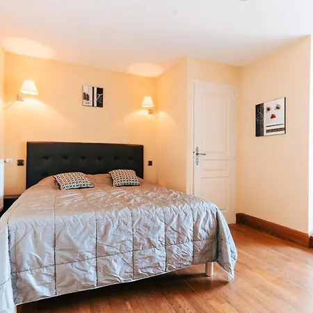 Отель Des Consuls Castelnau-de-Montmiral