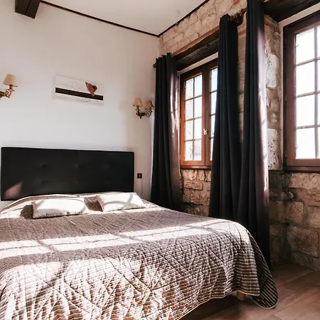 Des Consuls Отель