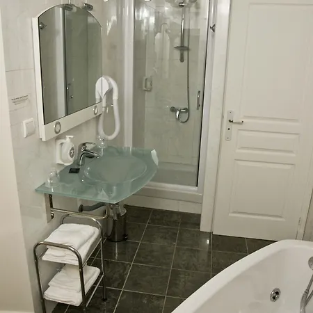 Des Consuls 3* Castelnau-de-Montmiral