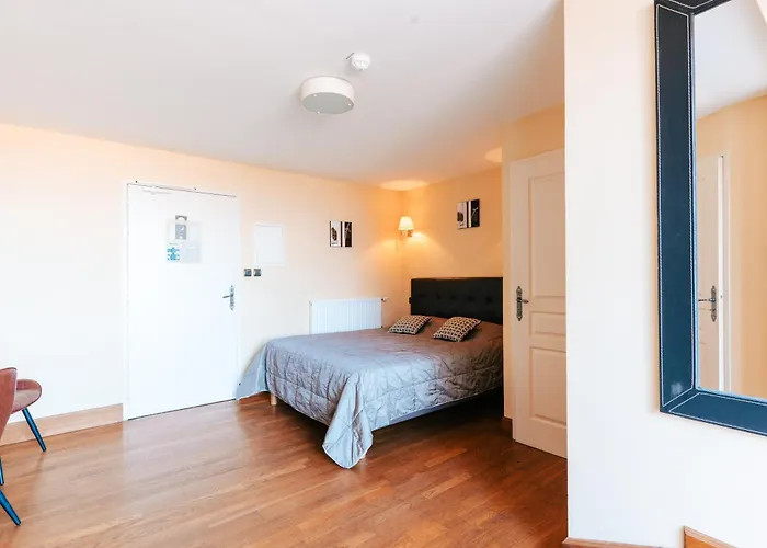 Des Consuls 3* 카스텔누데몬트미랄