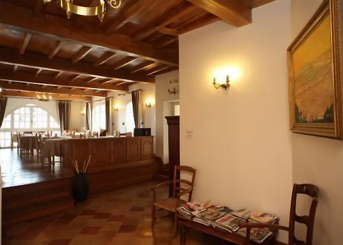 Des Consuls 3* 카스텔누데몬트미랄